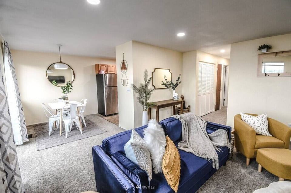 `Photos were very accurate and the hosts were super friendly/helpful. Would definitely recommend`--Guest review