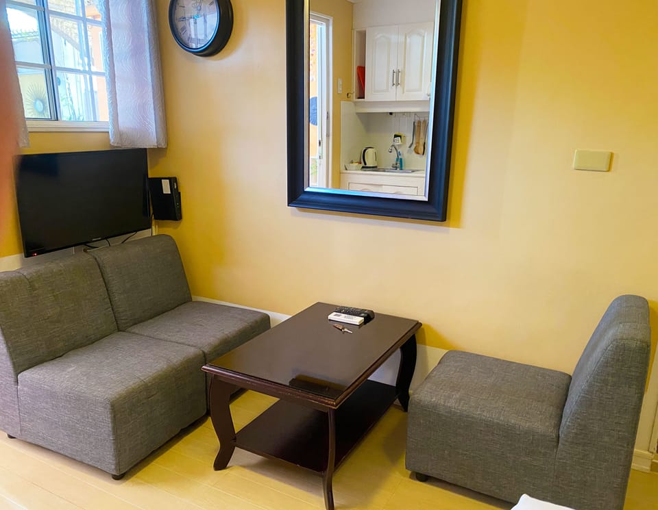 Design Studio | Living area | 24-inch flat-screen TV with digital channels, TV