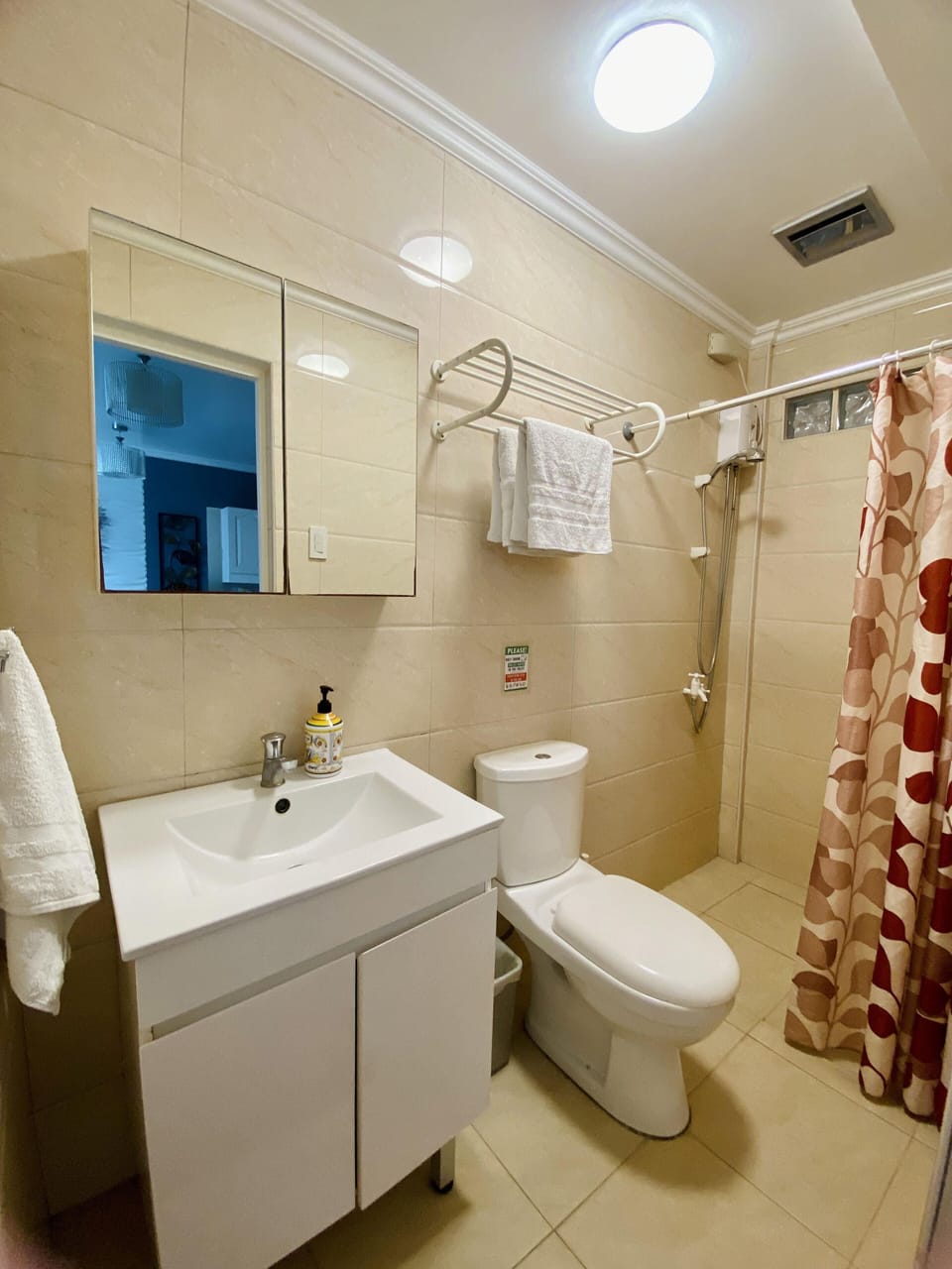 Premier Studio | Bathroom | Towels, soap, shampoo, toilet paper