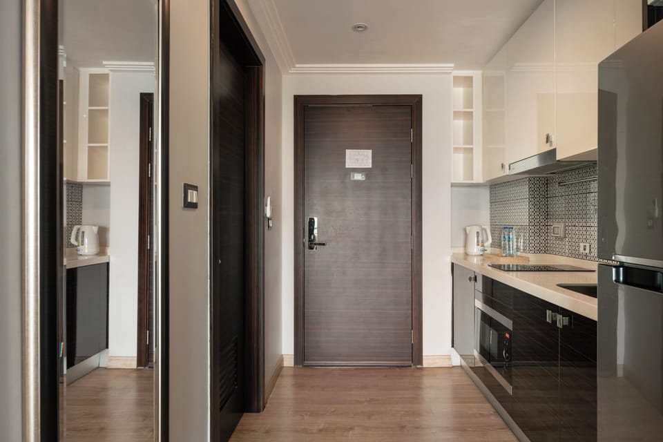 Deluxe Family Room | In-room safe, individually decorated, individually furnished, desk