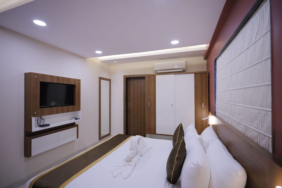 Superior Room | Egyptian cotton sheets, premium bedding, memory foam beds, minibar