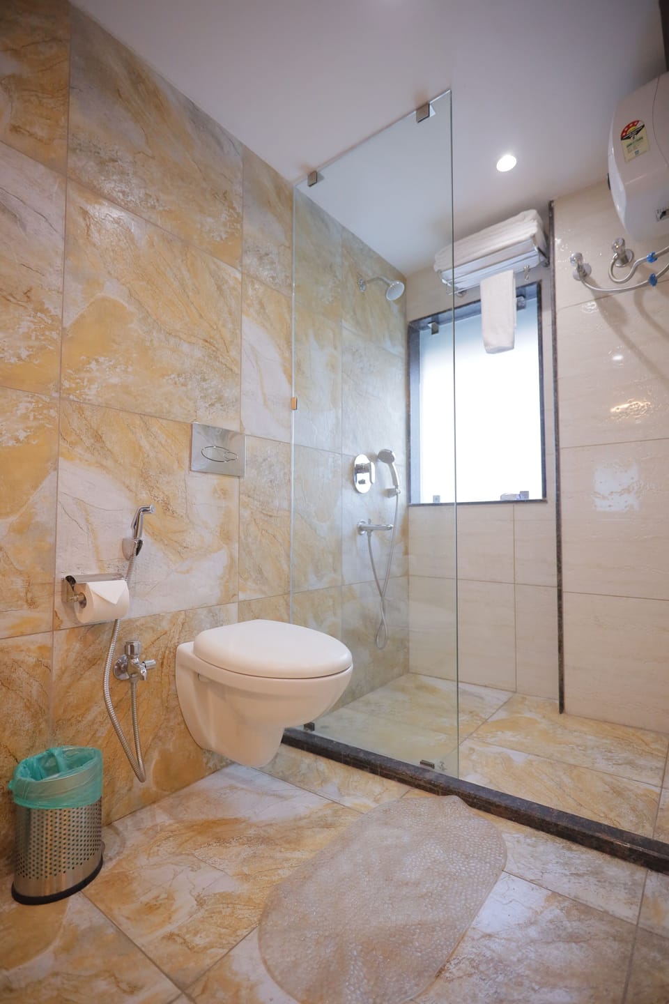 Shower, rainfall showerhead, free toiletries, towels