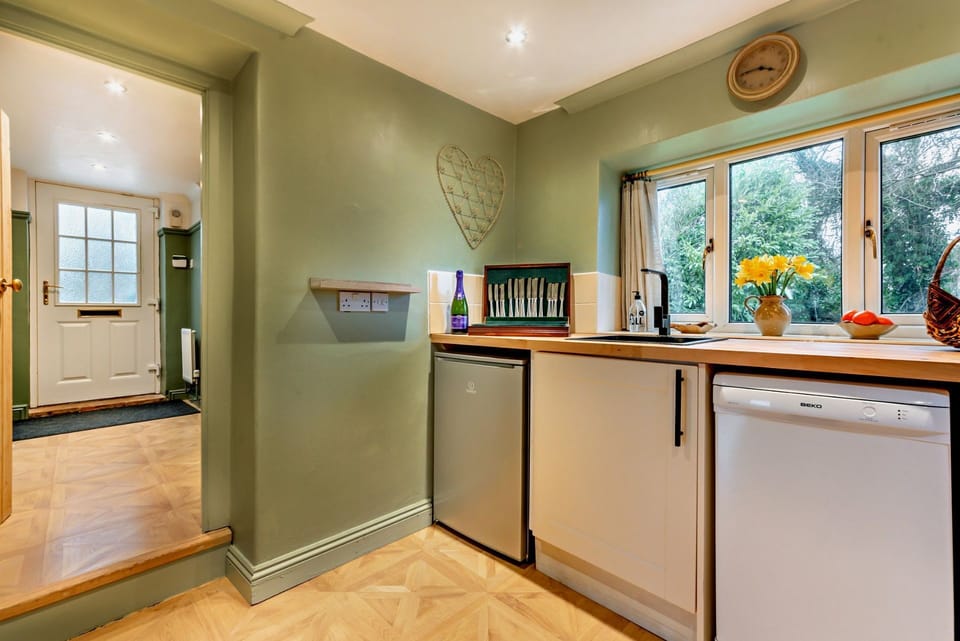 Holly Cottage Kitchen - StayCotswold