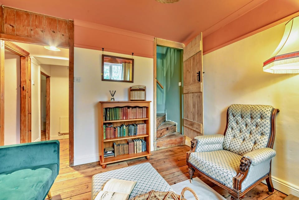 Holly Cottage Bedroom 2 - StayCotswold