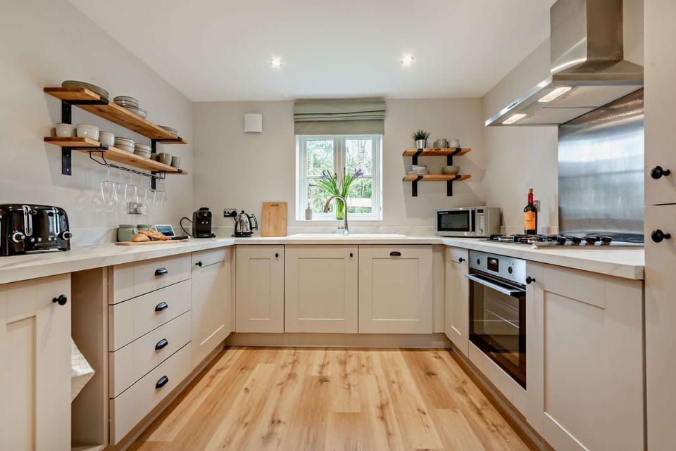 Cedar Cottage KItchen - StayCotswold