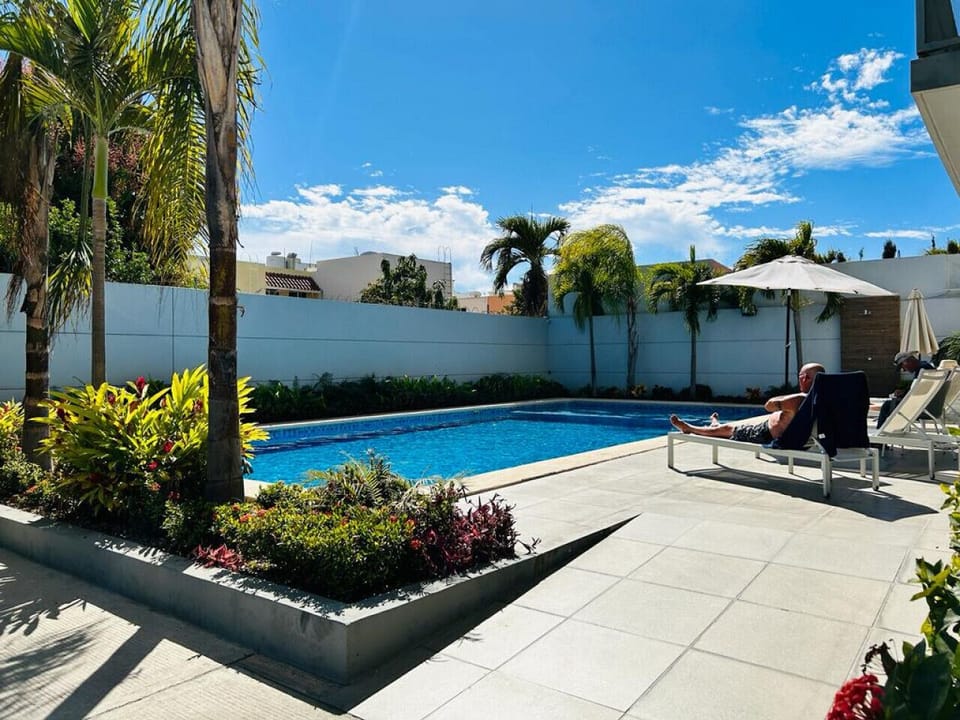 Vista a la piscina del coto