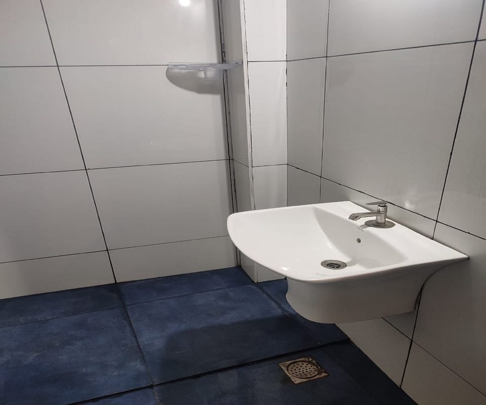 Deluxe Double Room | Bathroom | Shower, rainfall showerhead, free toiletries, heated floors