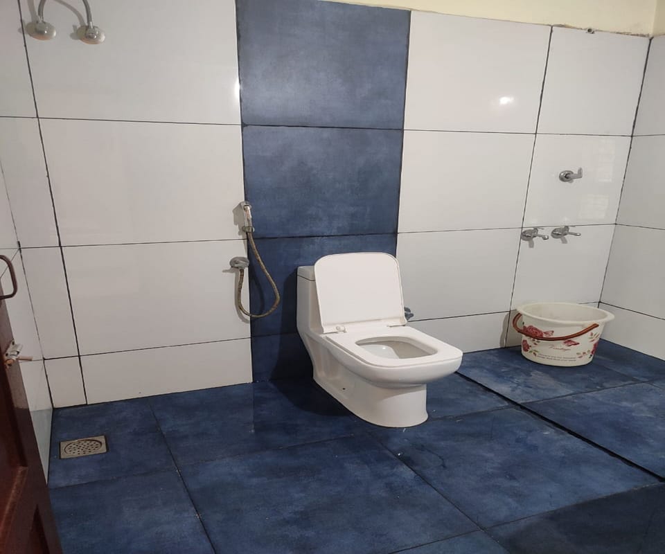 Deluxe Double Room | Bathroom | Shower, rainfall showerhead, free toiletries, heated floors