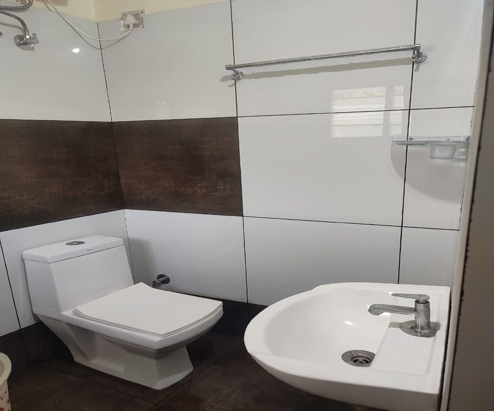 Deluxe Double Room | Bathroom | Shower, rainfall showerhead, free toiletries, heated floors