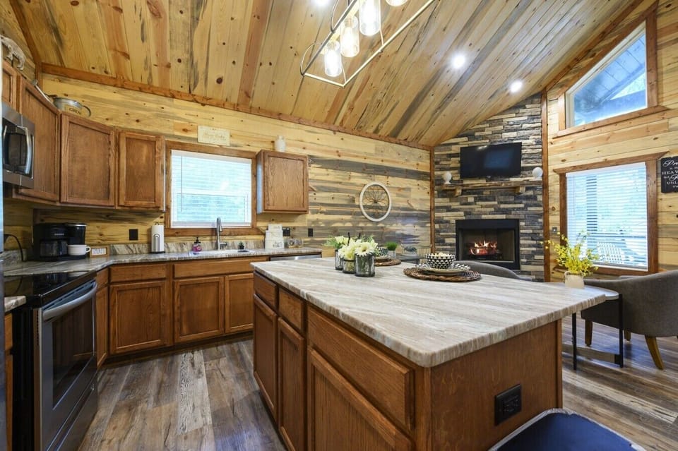 20_kitchen_dining_fireplace
