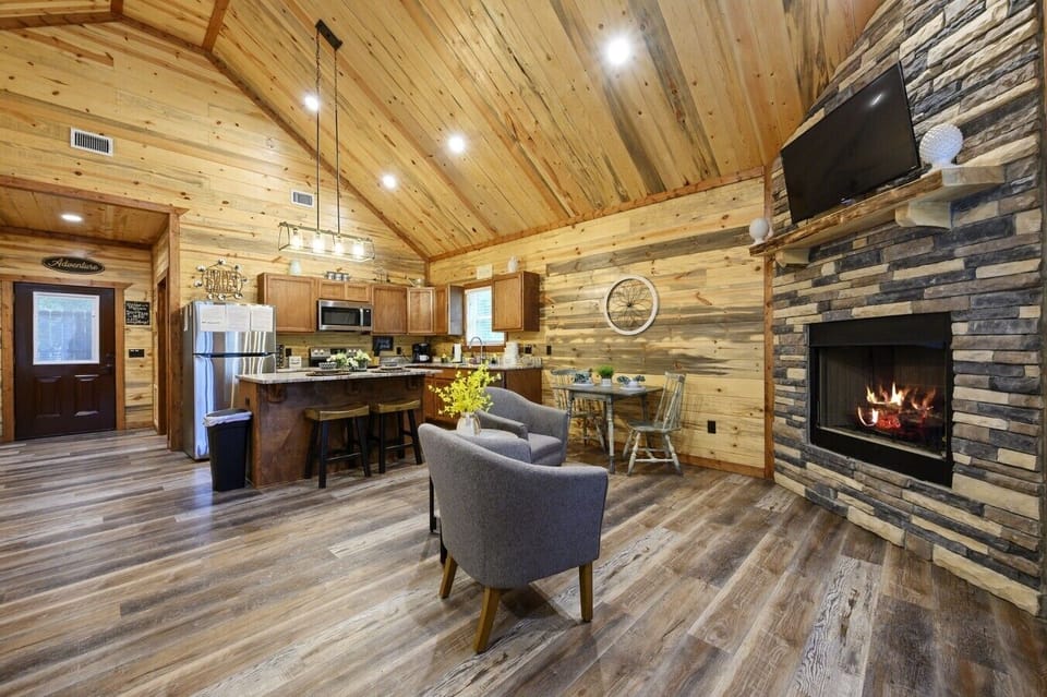 06_living_kitchen_fireplace_wide