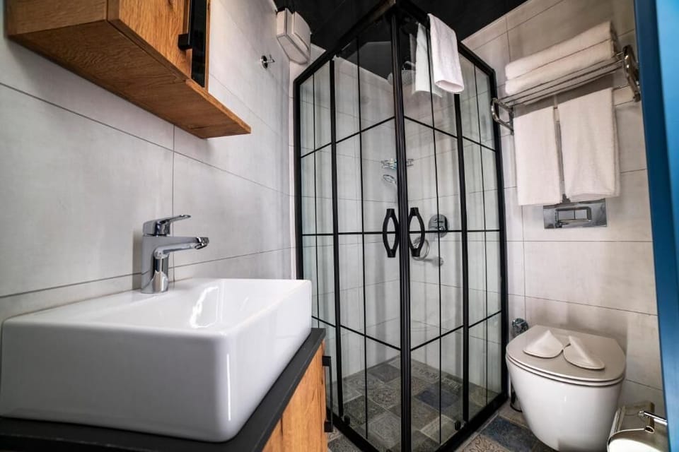 Shower, rainfall showerhead, free toiletries, hair dryer