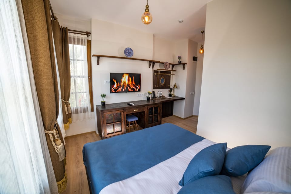 Senior Suite, 1 Queen Bed | Premium bedding, minibar, soundproofing, free WiFi