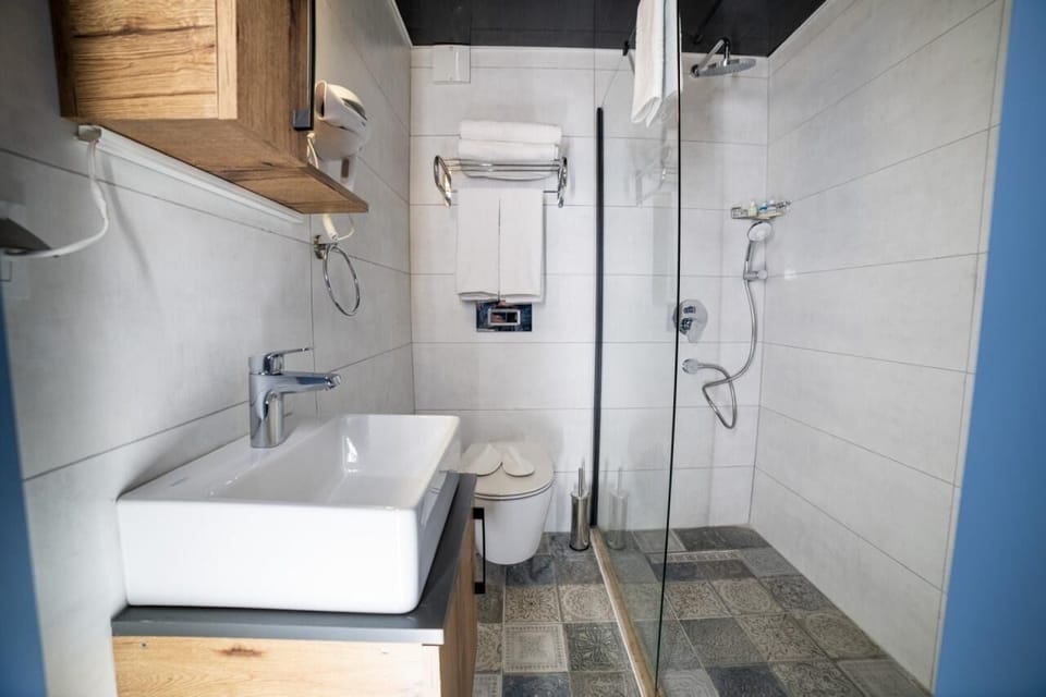 Shower, rainfall showerhead, free toiletries, hair dryer