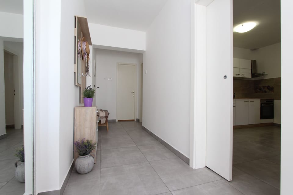 Apartment (CASA MIRANDA One-Bedroom Apartment) | Living area | 60-cm flat-screen TV with satellite channels