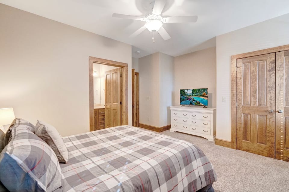 Guest Bedroom--- Queen Size Bed, TV