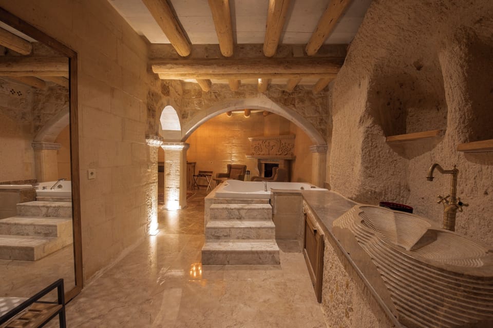 Superior Suite | Bathroom | Shower, eco-friendly toiletries, hair dryer, bathrobes