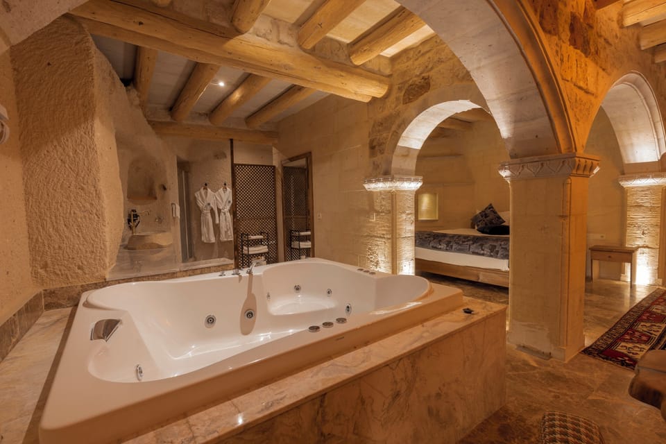 Superior Suite | Bathroom | Shower, eco-friendly toiletries, hair dryer, bathrobes