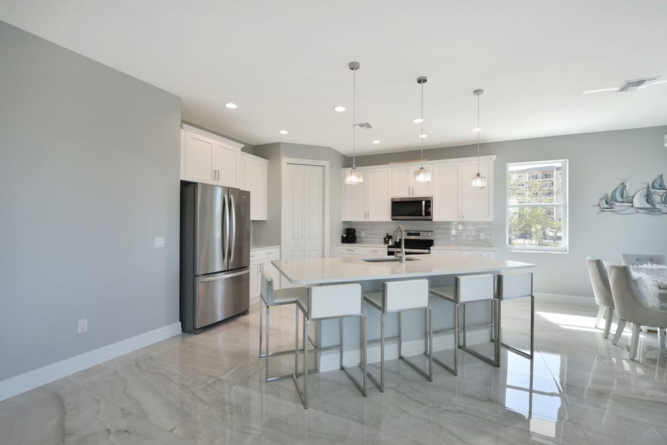 Kitchen with seat for 6 at Island- Plenty of seating