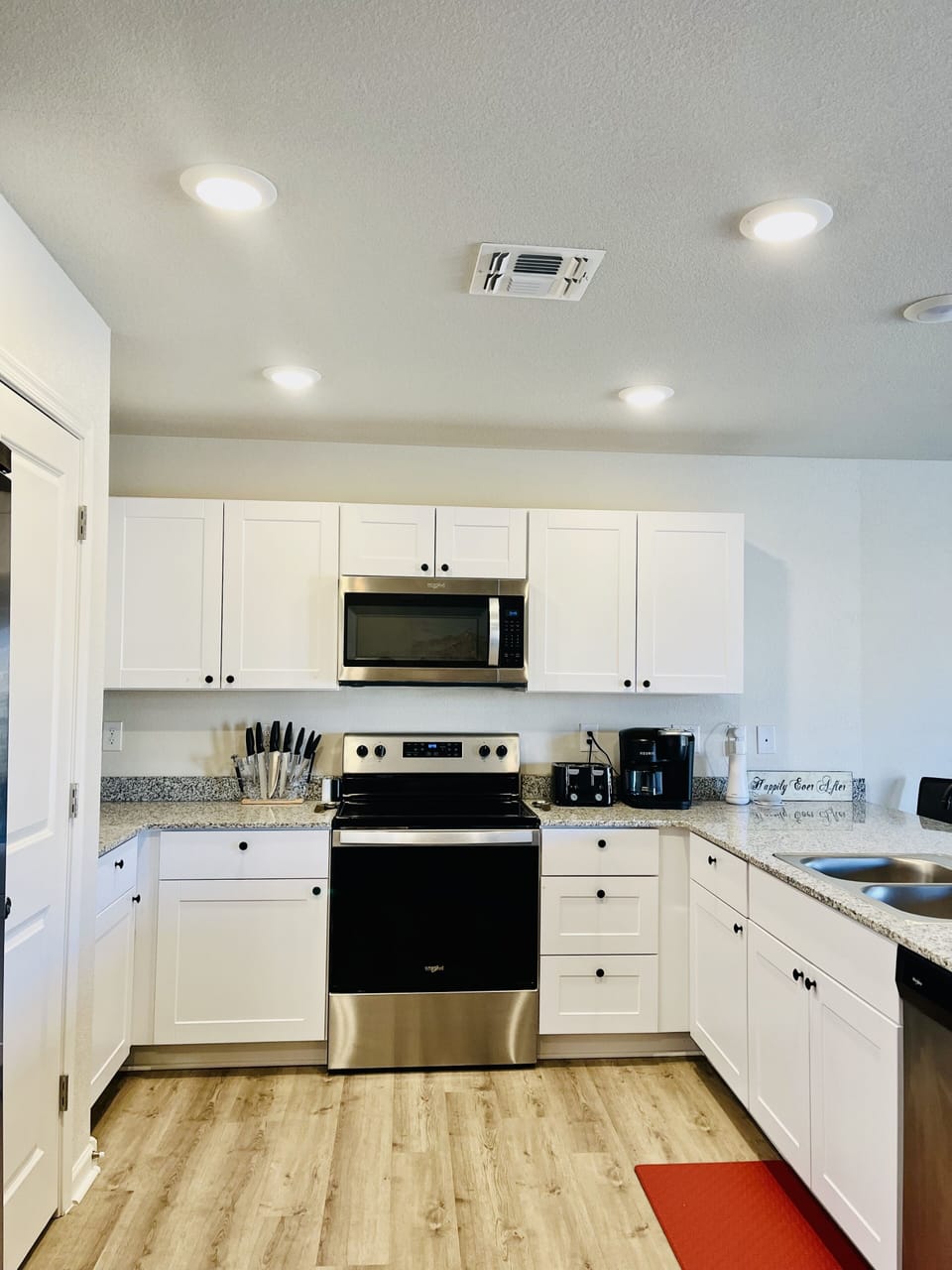 BEAUTIFUL KITCHEN WITH EVERYTING YOU NEED FOR A DELICIOUS HOMEMADE MEAL