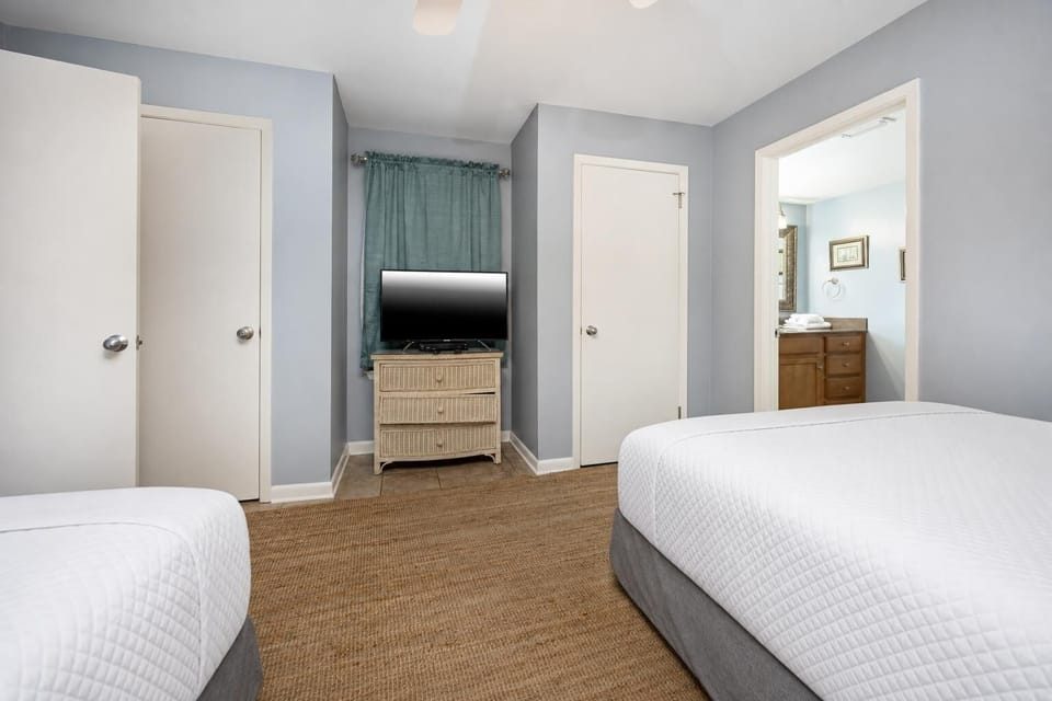 Relax after a day at the beach in this cozy guest suite with two double beds and enjoy a good movie