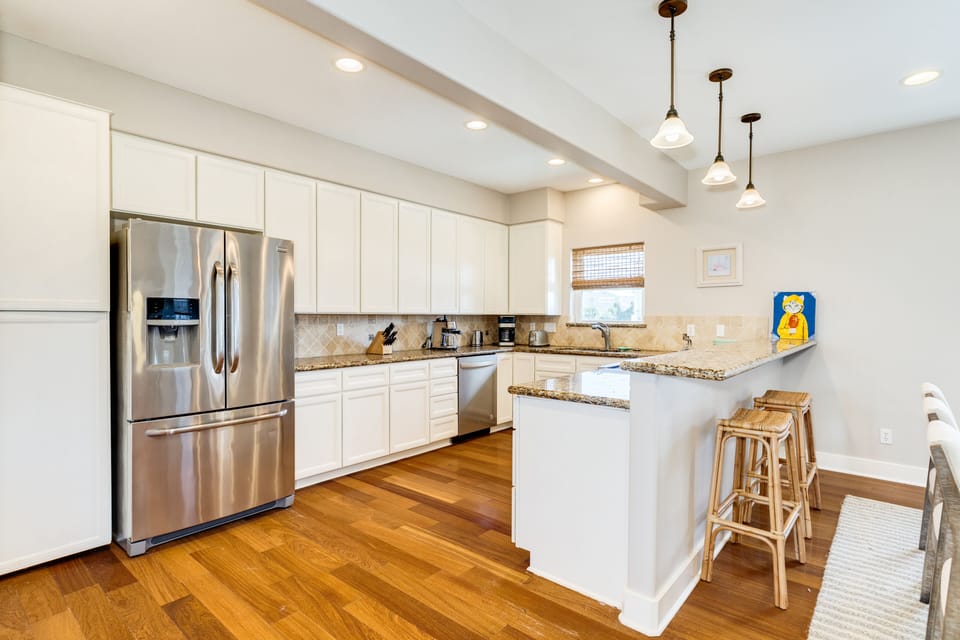 Grab a snack or watch the family cook at the breakfast bar with seating for 2