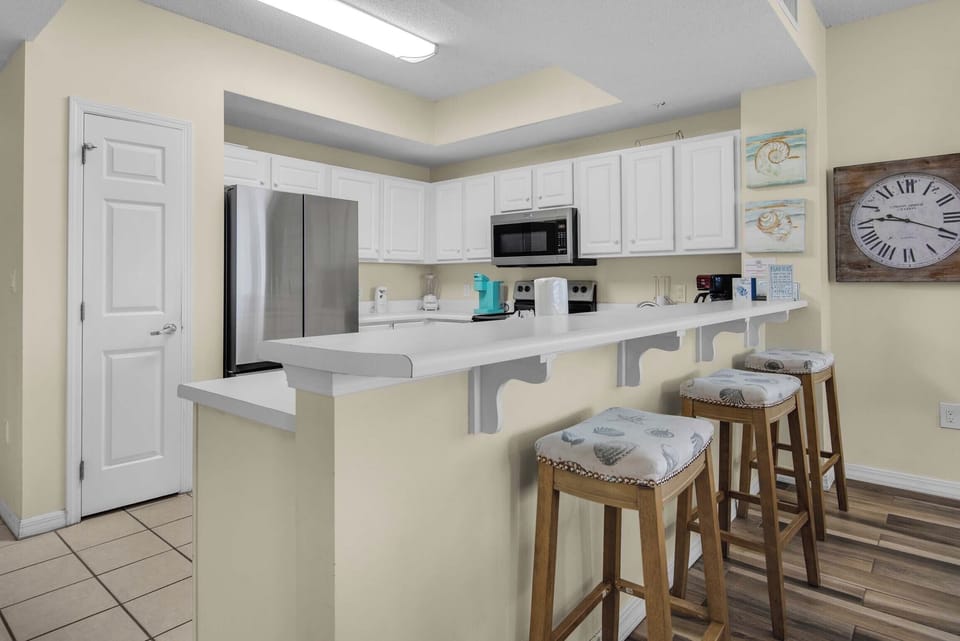 Eat-in kitchen bar seating