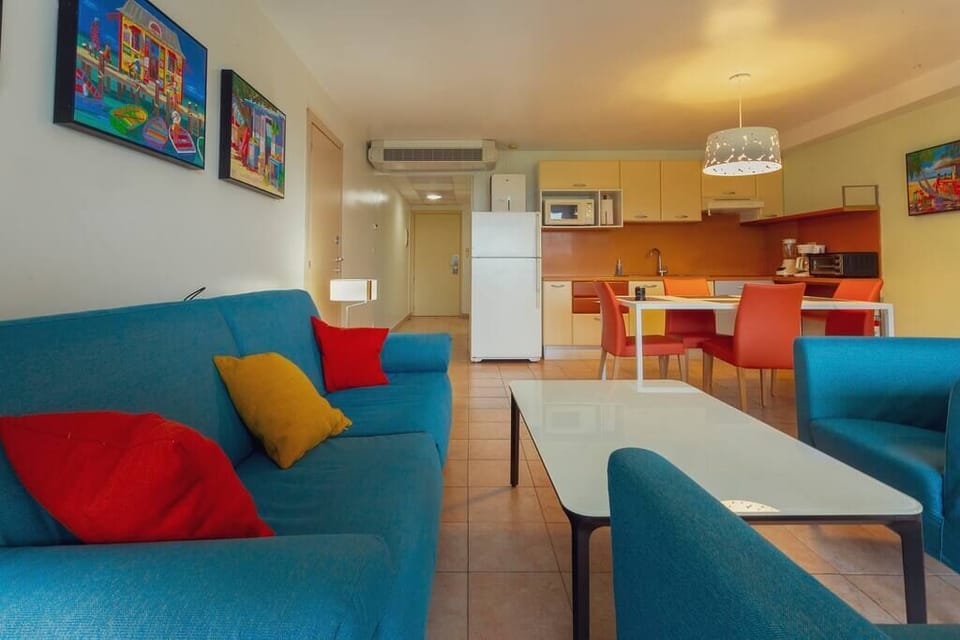 Enjoy the comforts of a spacious living area, a fully equipped kitchen, and resort-style amenities, all wrapped in one stylish and comfortable 1-bedroom condo at Royal Islander La Terrasse.
