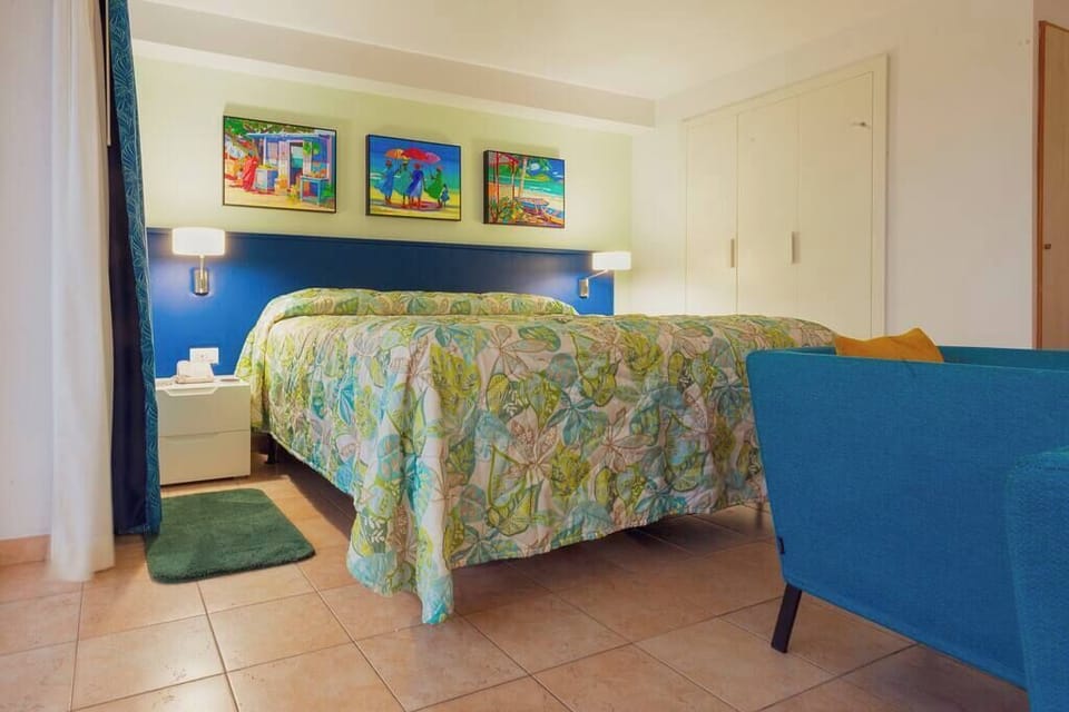 This studio maximizes space and comfort with a cozy queen bed, a seating area, and a flat-screen TV. Whether you’re relaxing after a beach day or prepping for a night out, you’ll feel right at home.