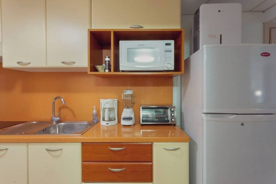 Enjoy the convenience of a well-stocked kitchenette, perfect for whipping up breakfast or beach snacks before heading out to explore the island.