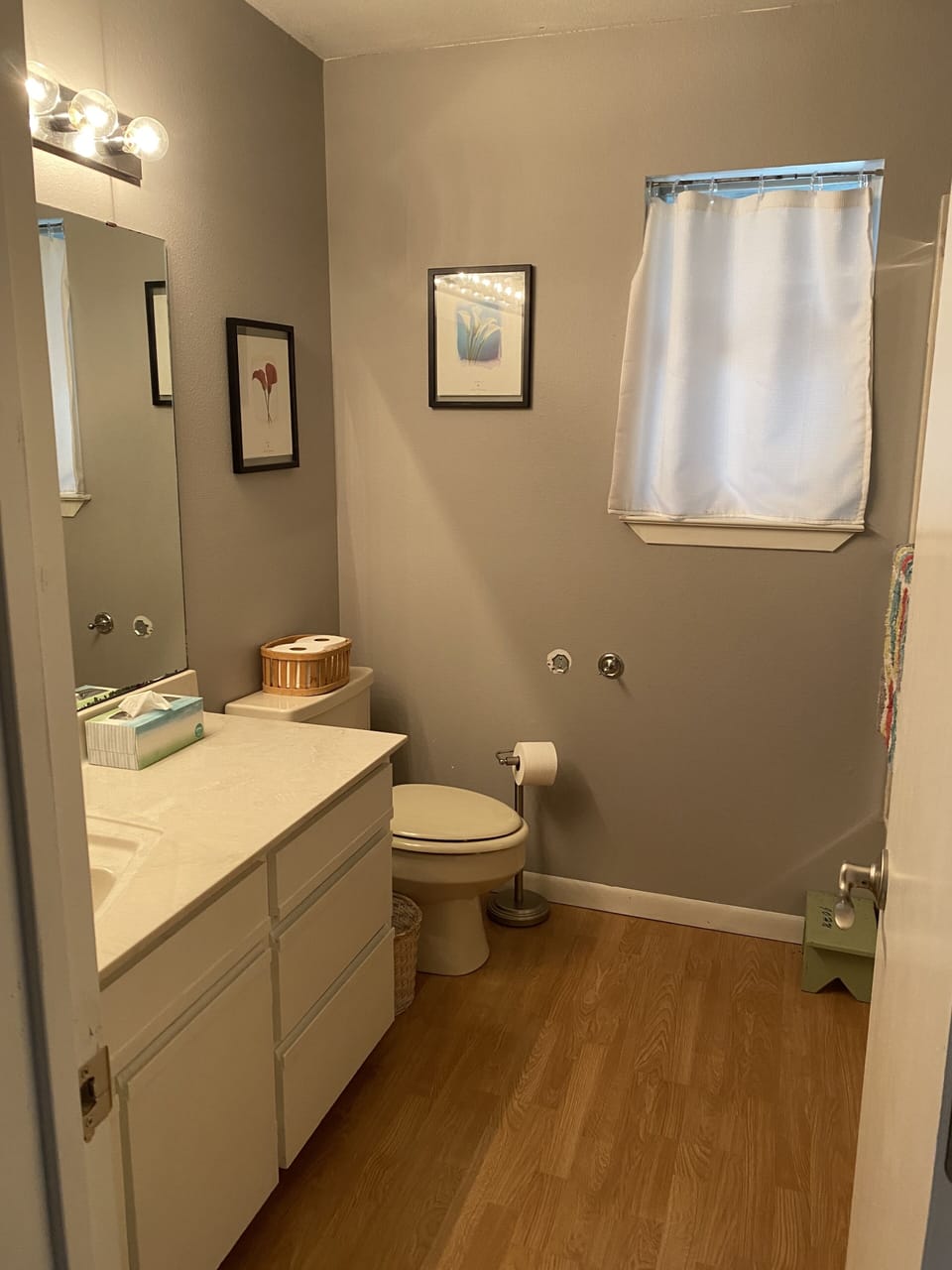 Upstairs guest bathroom provides towels, shampoo/conditioner, bath wash 