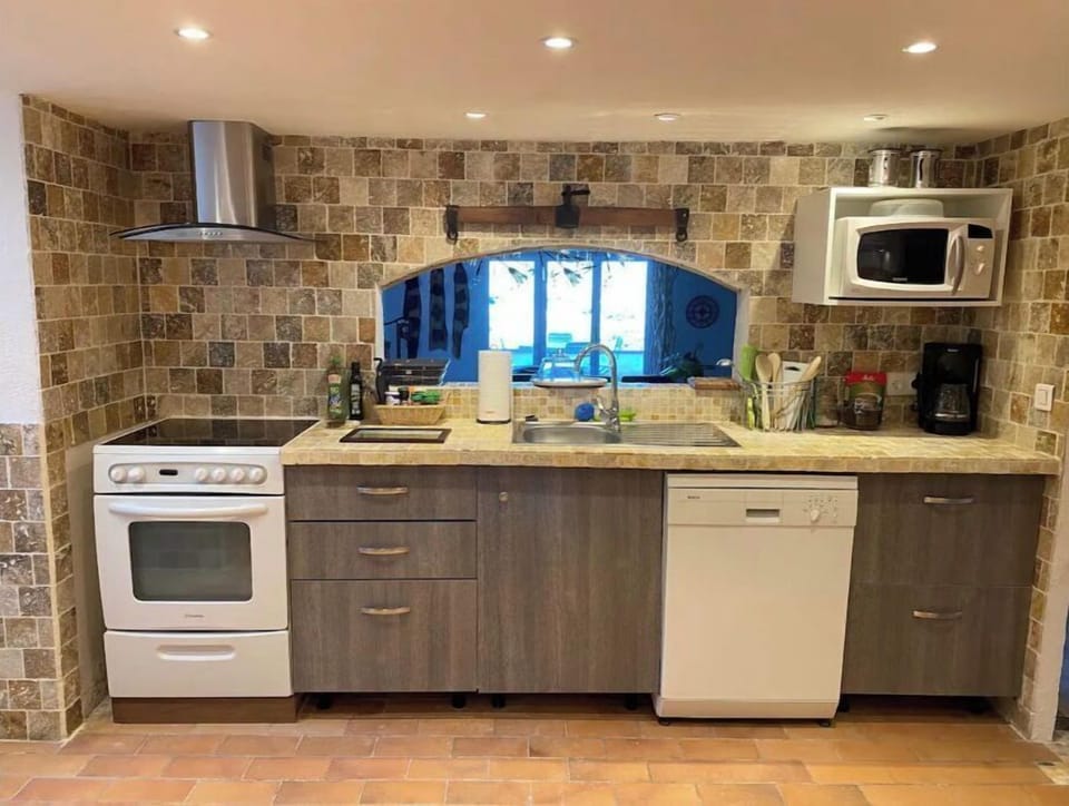 Electrid range, bosch dishwasher Vinegars, oils, spices, , all you need is here.