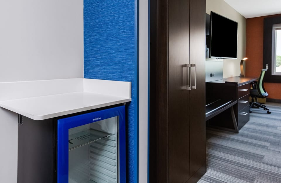 Premium bedding, down comforters, in-room safe, desk