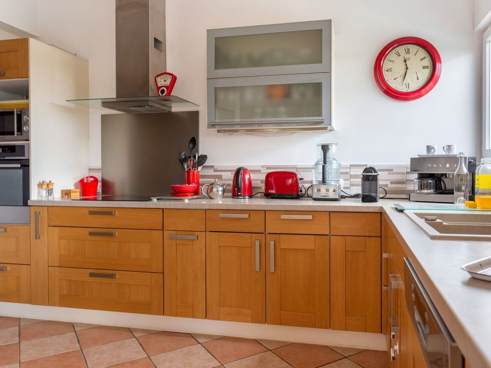 Tap, Kitchen Sink, Cabinetry, Countertop, Sink, Kitchen, Kitchen Appliance, Plumbing Fixture, Building, Wood