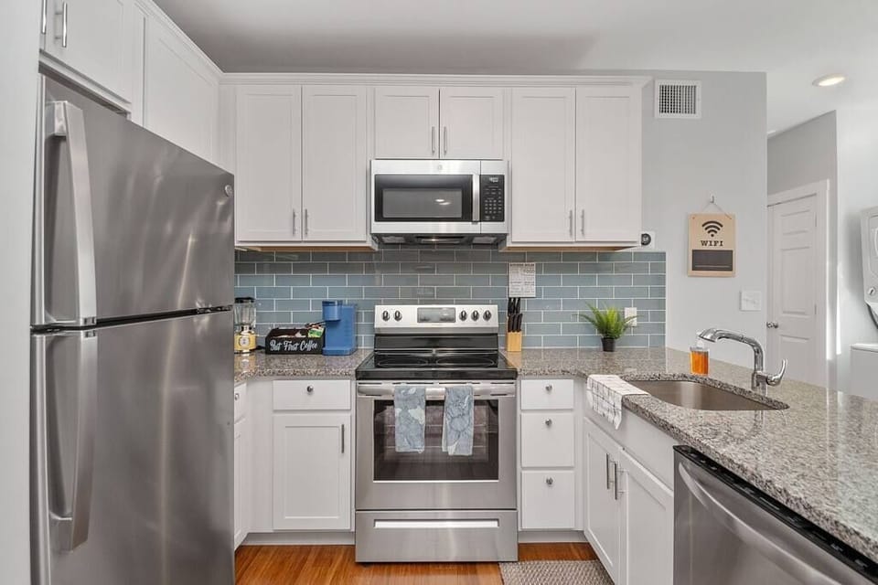 Full Kitchen - Electric Stove, Microwave, Dishwasher, Fridge, Fully Equipped, Granite Countertops