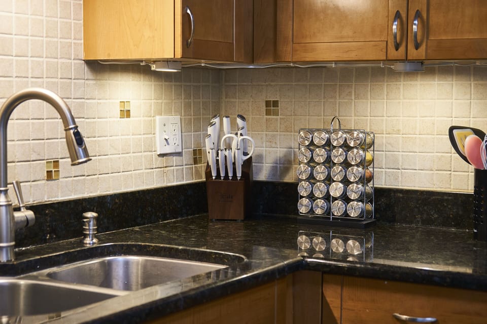 Fully equipped kitchen with a granite countertop.