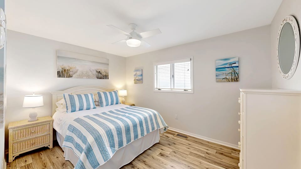 Middle queen bedroom upstairs with ocean view.