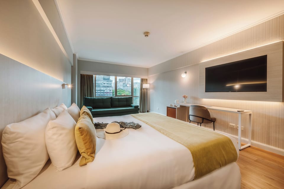 Queen Superior Avenue View | Minibar, in-room safe, desk, blackout drapes