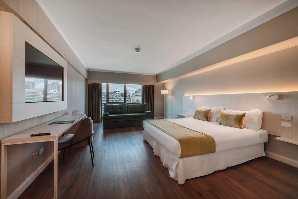 Queen Superior Avenue View | Minibar, in-room safe, desk, blackout drapes