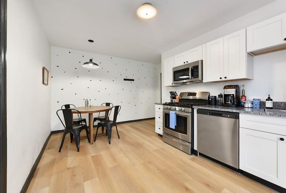 Enjoy a quick bite in the fully equipped kitchenette.
