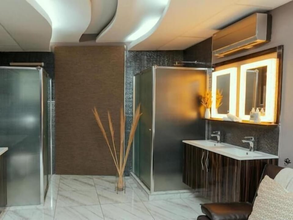 Deluxe Studio Suite | Bathroom | Shower, rainfall showerhead, free toiletries, hair dryer