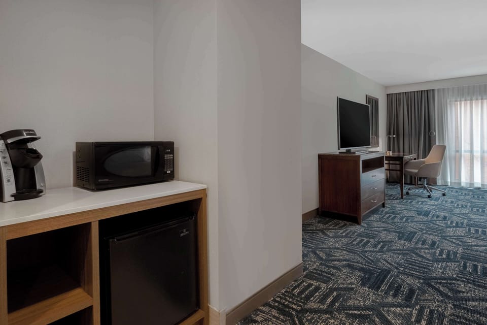 Premium bedding, desk, laptop workspace, free cribs/infant beds