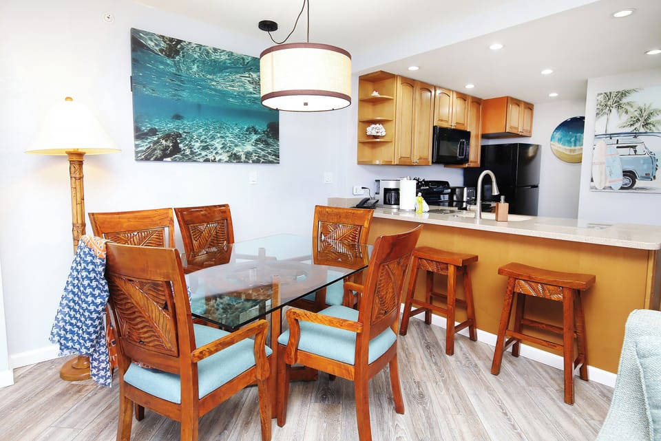 Dining space for 5 and bar with stools.