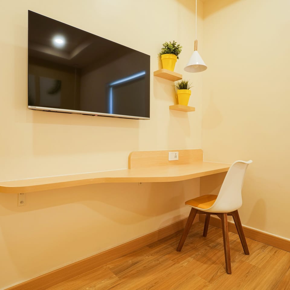 Standard Double Room | In-room safe, desk, laptop workspace, soundproofing