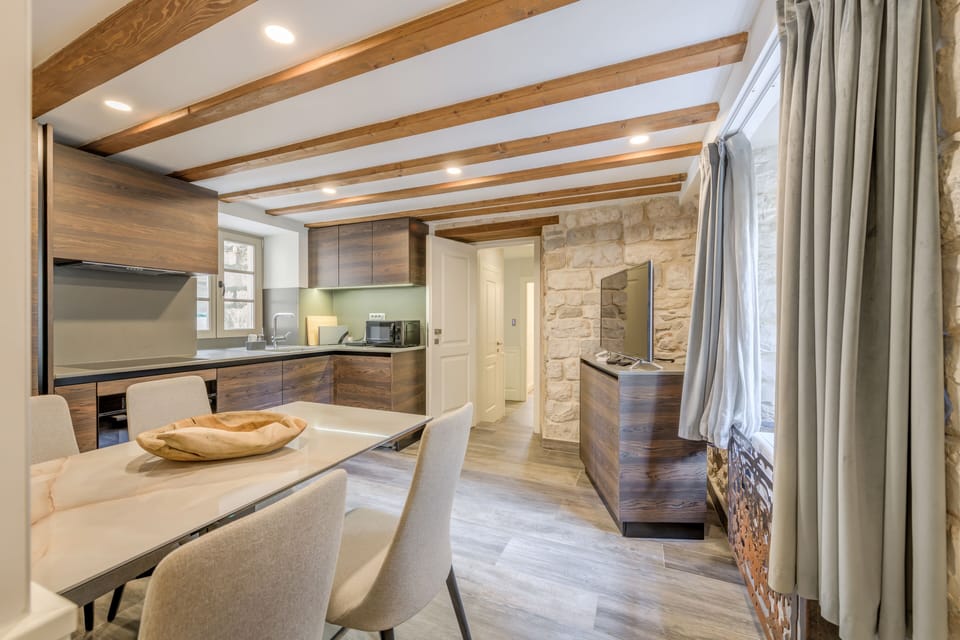 Deluxe Studio Suite | Private kitchen | Fridge, microwave, dishwasher, paper towels