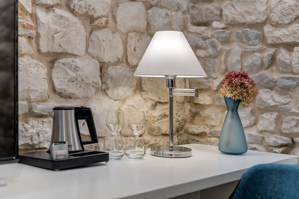 Deluxe Studio Suite | Premium bedding, in-room safe, desk, laptop workspace