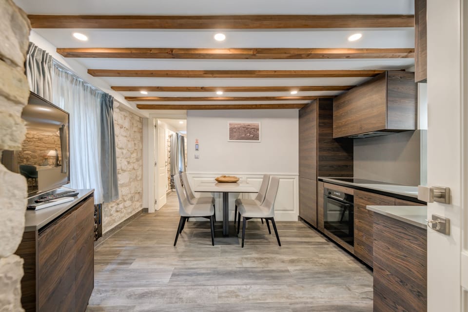 Deluxe Studio Suite | Private kitchen | Fridge, microwave, dishwasher, paper towels