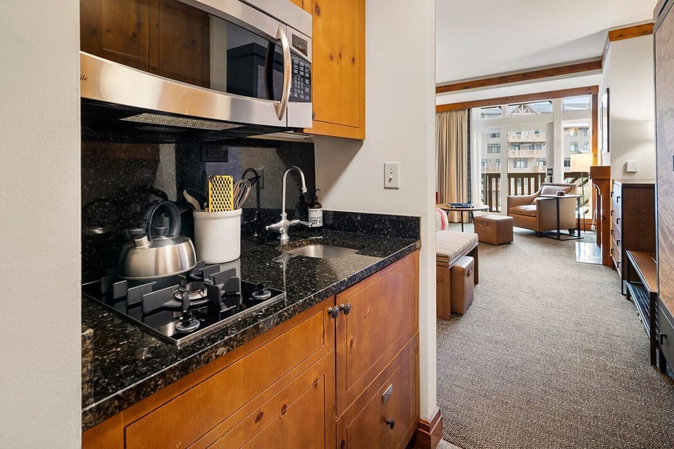 2 gas burners, microwave, and fridge