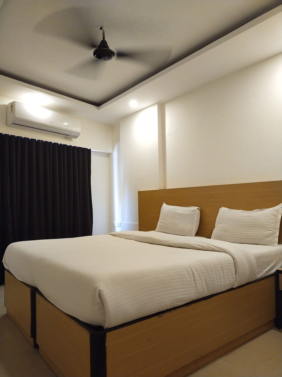 Executive Double Room, 1 Bedroom | Desk, laptop workspace, free WiFi, bed sheets