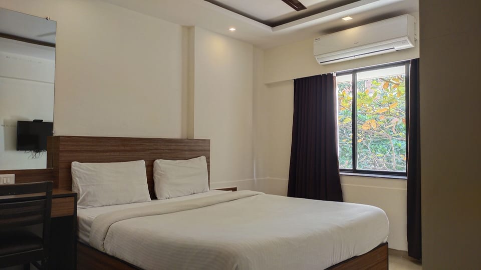 Deluxe Double Room | Desk, laptop workspace, free WiFi, bed sheets
